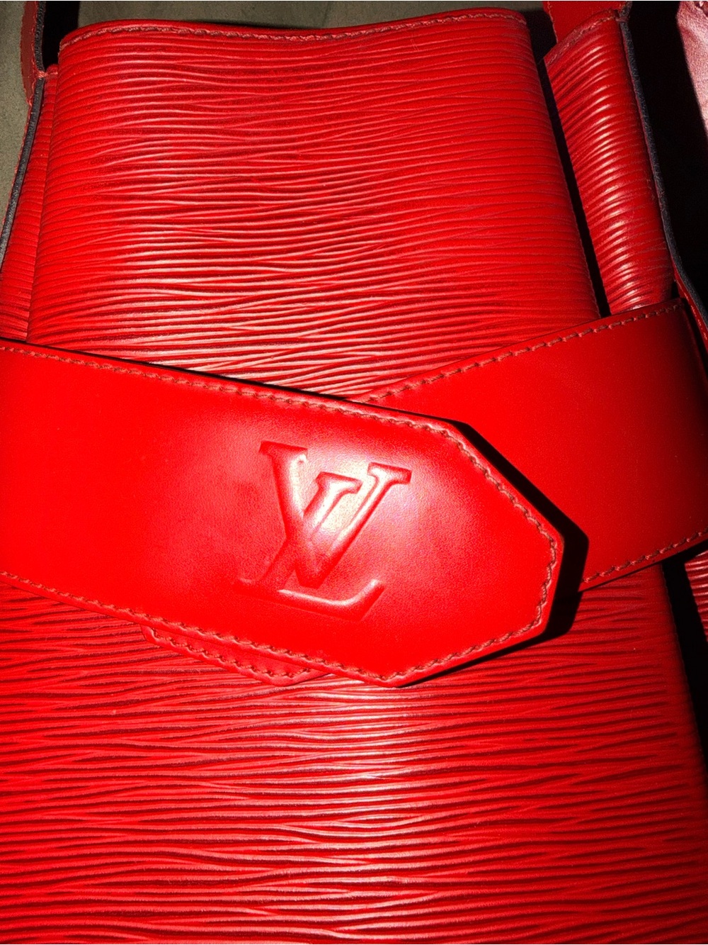Louis Vuitton 1996 Pre-owned Red Epi Sac D Epaule bucket bag